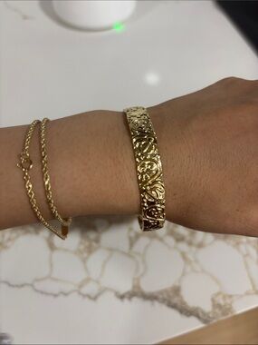 NWT 7.5 Gold Floral Engraved Bangle Bracelet - Women's Jewelry